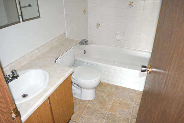 Innisfail apartment rental bathroom